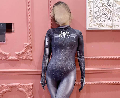 海角社区.电影院门口操美女蜘蛛侠邻居被外面漂亮小姐姐发现了